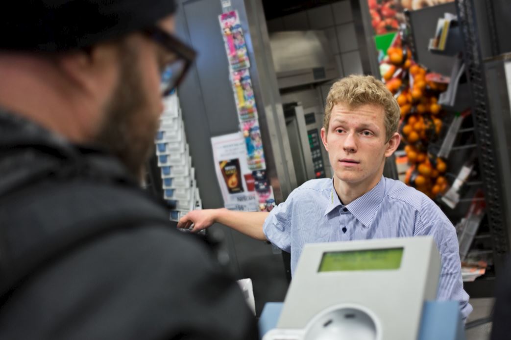 Supermarkedskæde forbedrer det psykiske arbejdsmiljø